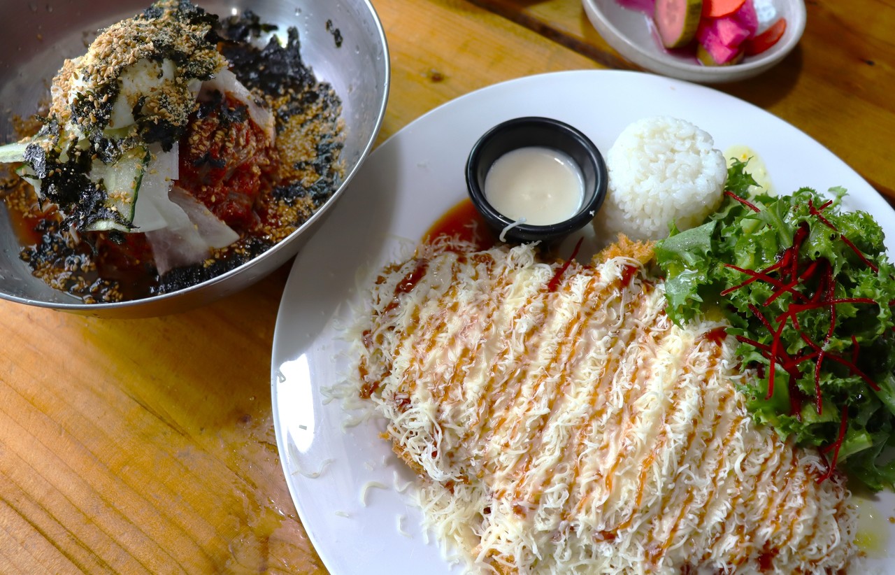 비빔막국수와 치즈돈까스(사진=이화정 인턴기자)