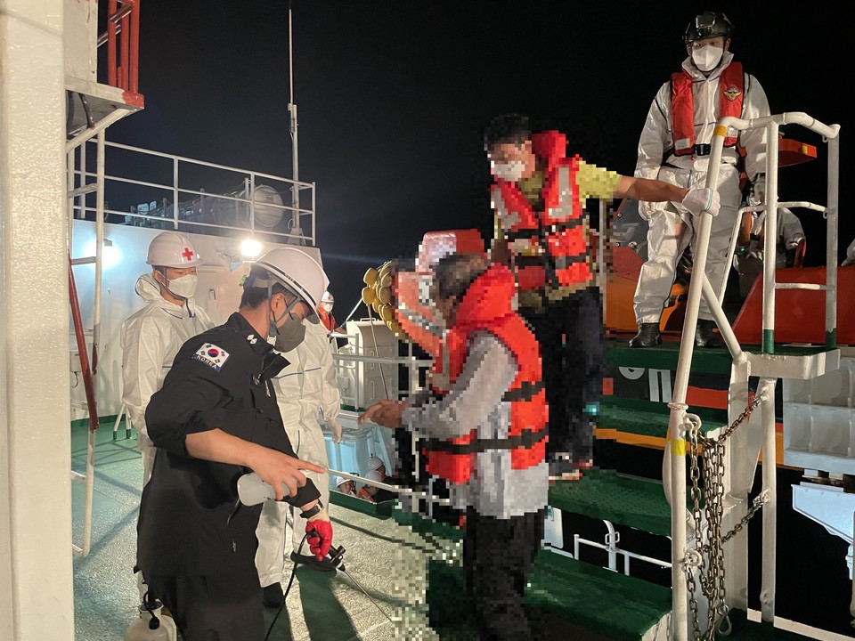 환자를 어선에서 경비함정으로 옮겨 태우는 장면(사진=서귀포해경 제공)