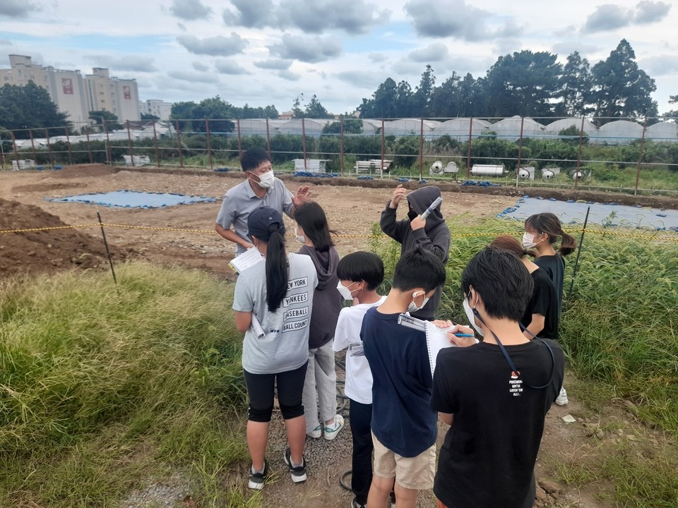 어린이기자단이 유물발굴 현장에취재를 나갔다.(사진=설윤숙 인턴기자)