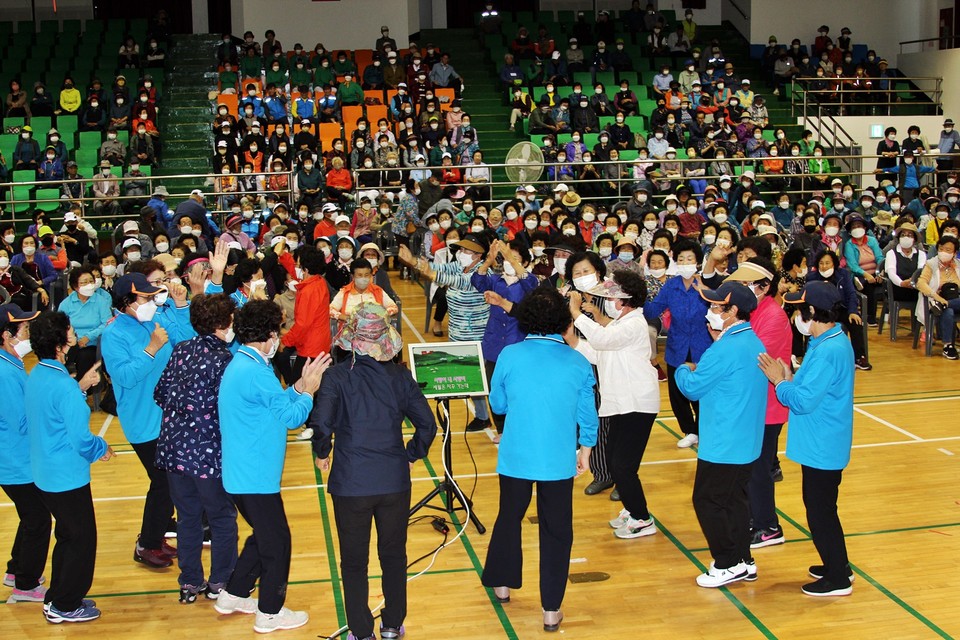 마을별로 한 명씩 대표로 노래를 부르는 경연대회가 열렸다.(사진=장태욱 기자)