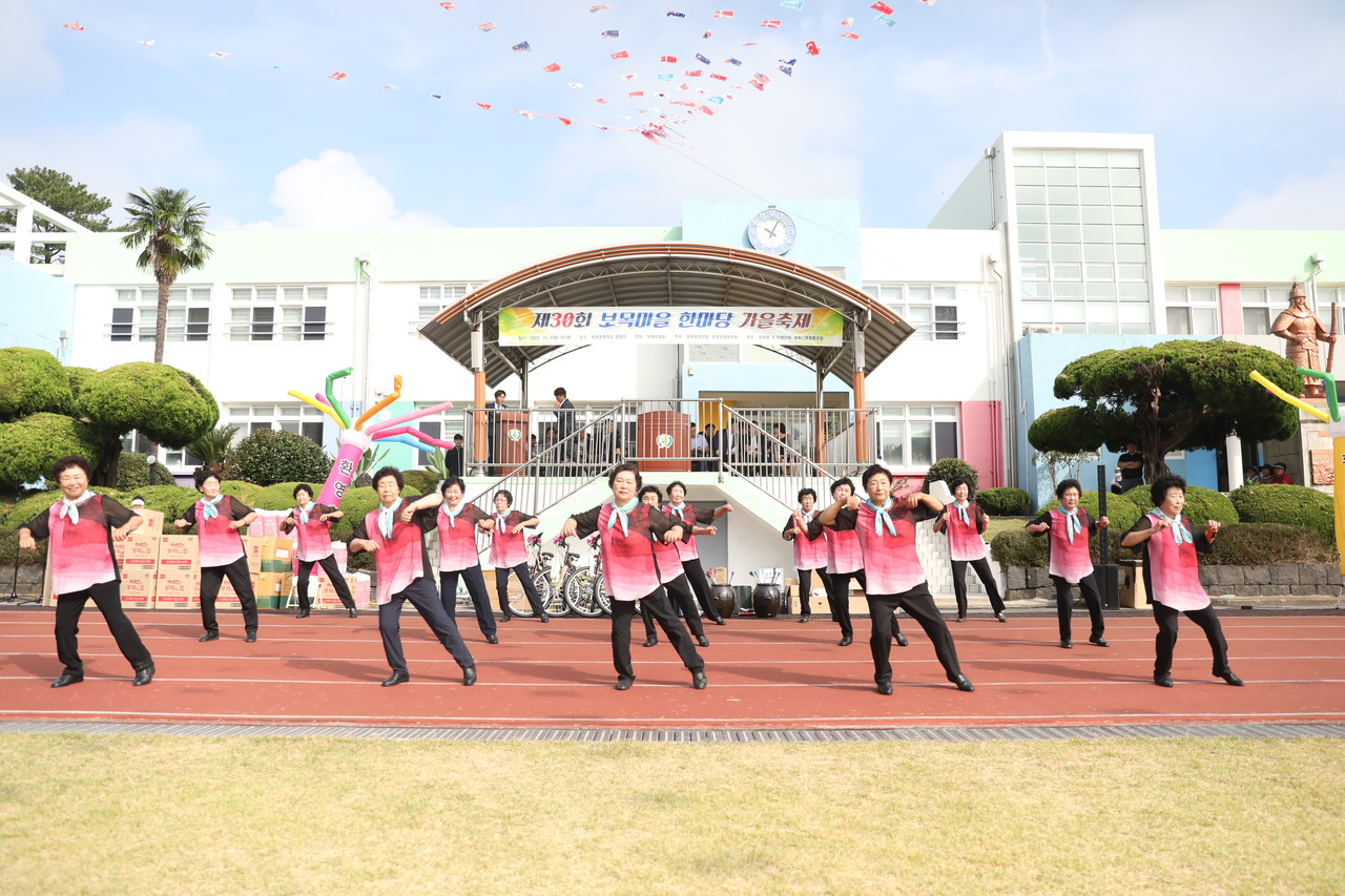 보목노인회 회원들 댄스공연(사진=강문혁 기자)