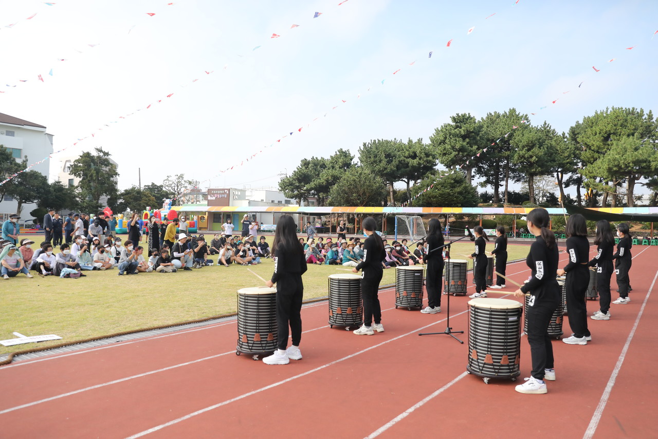 보목지역아동센터 학생들 난타 공연(사진=강문혁 기자)
