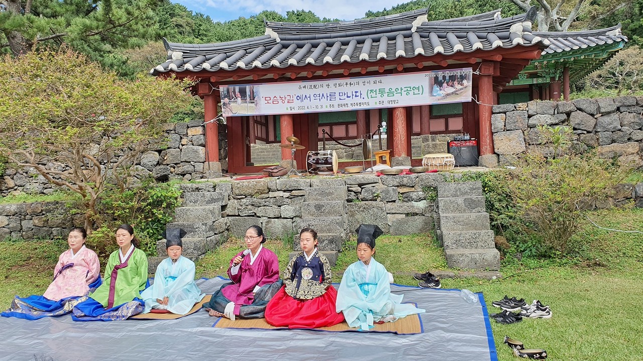 어린이와 함께하는 시조창 (사진=대정향교 제공)