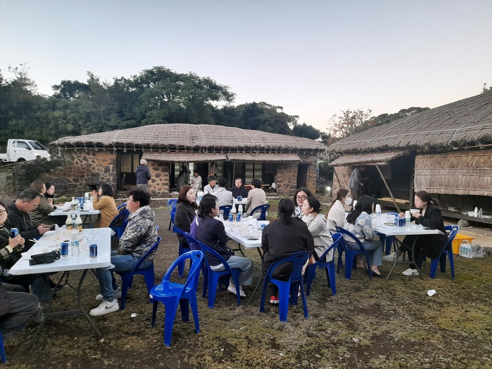 도감이 썰어주는 돼지고기를 나눠 먹는 행사가 11일 성읍마을에서 열렸다.(사진=장태욱 기자)