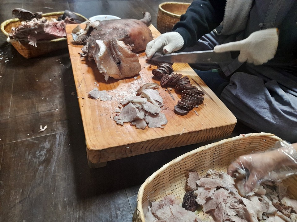 도감이 돼지고기와 순대를 써는 장면(사진=장태욱 기자)