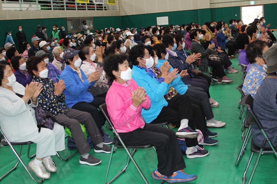 웃음치료에서 노래하고 손뼉치는 어르신들(사진=장태욱 기자)