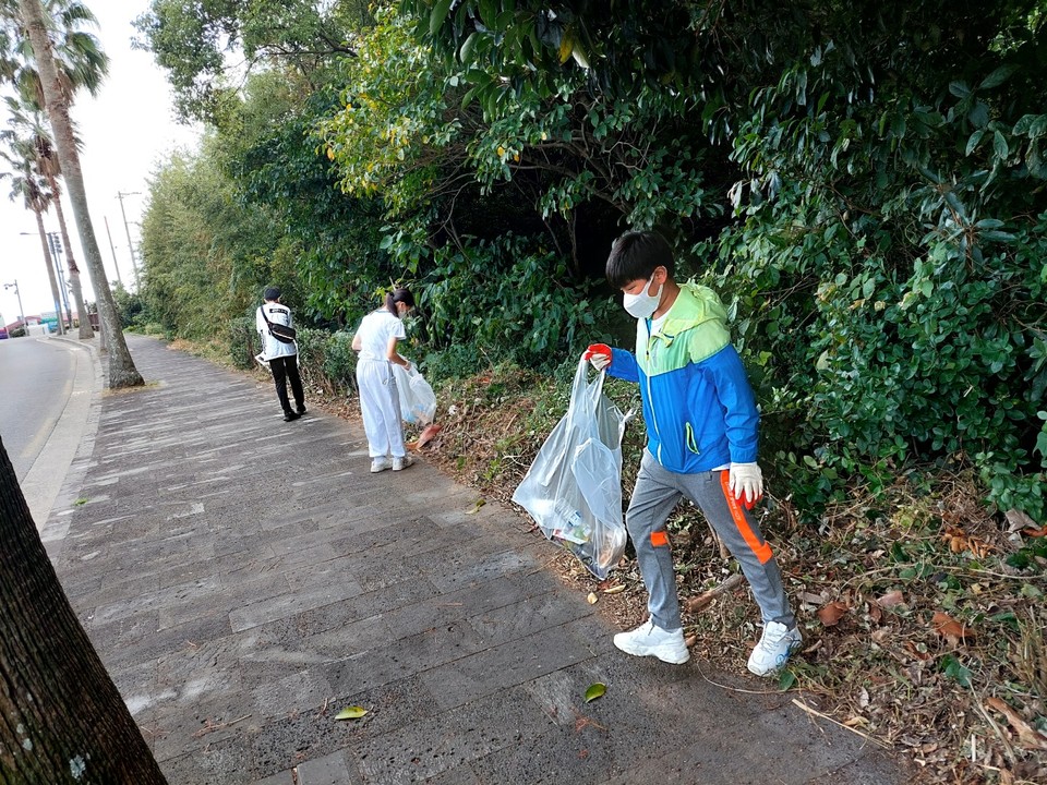 플로깅에 참가한 청소년들(사진=서귀포시청소년문화의집)