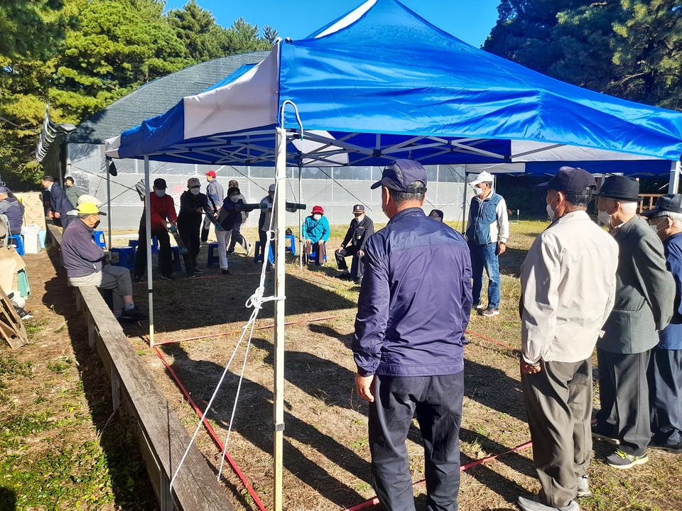 윷놀이에 참가한 어르신들(사진=장태욱 기자)