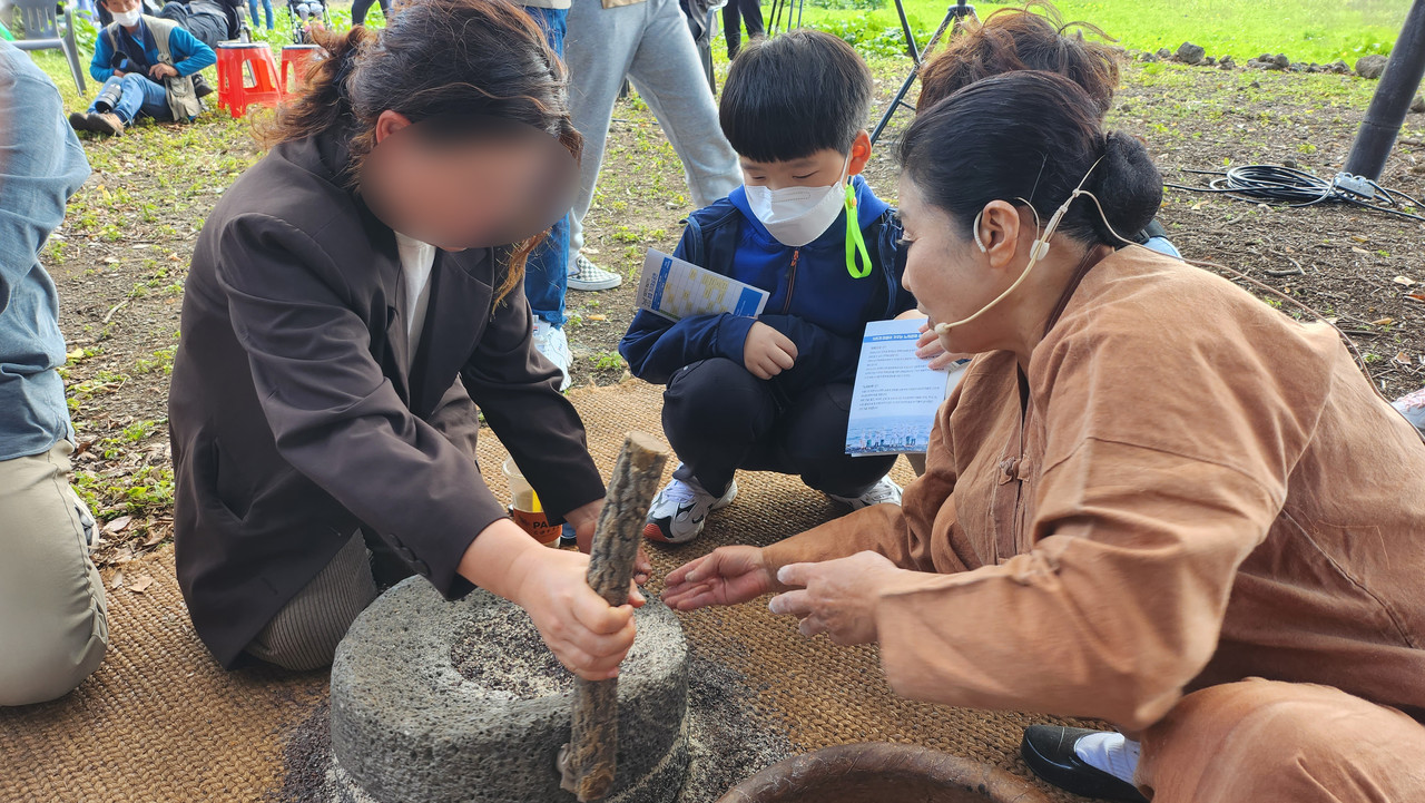 맷돌 돌리기 체험