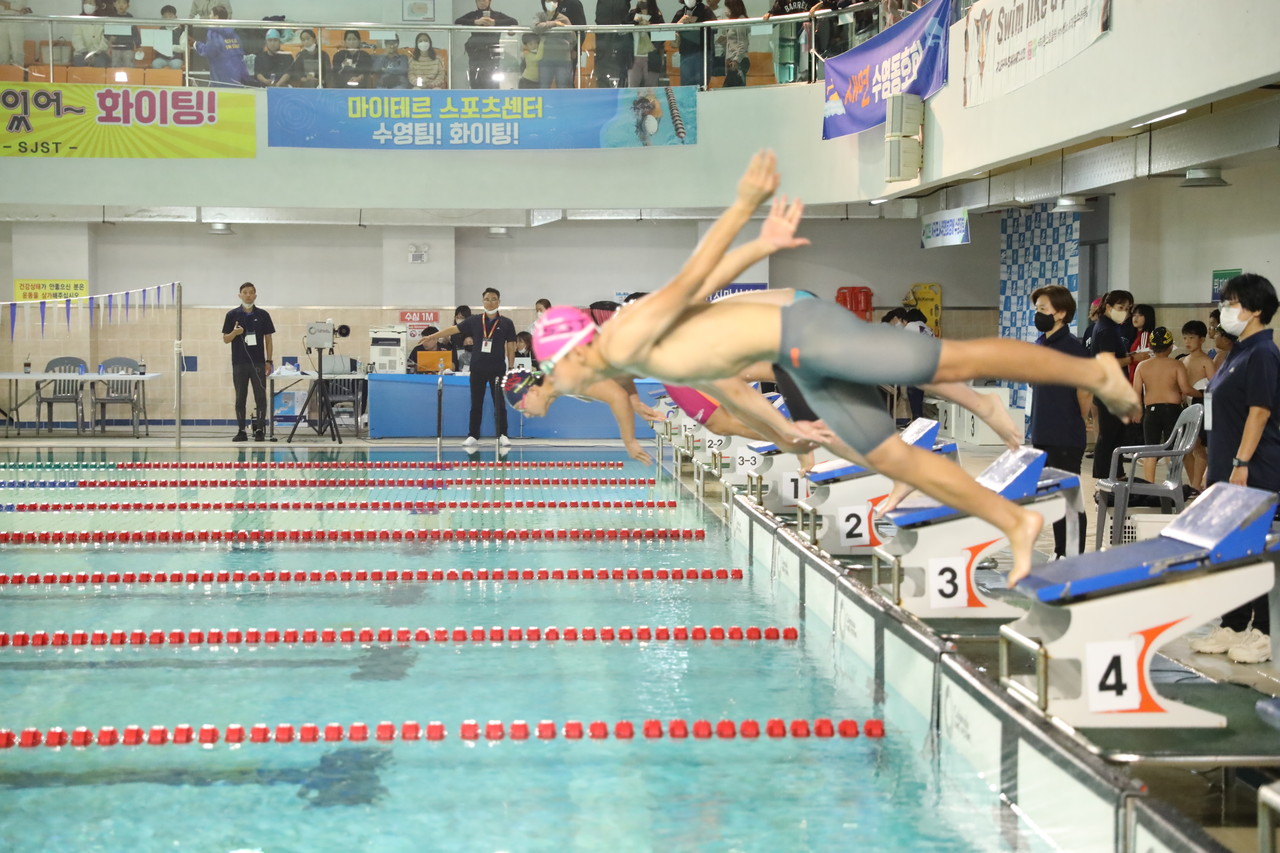 증등부 선수들 자유형 스타트 (사진=강문혁 기자)