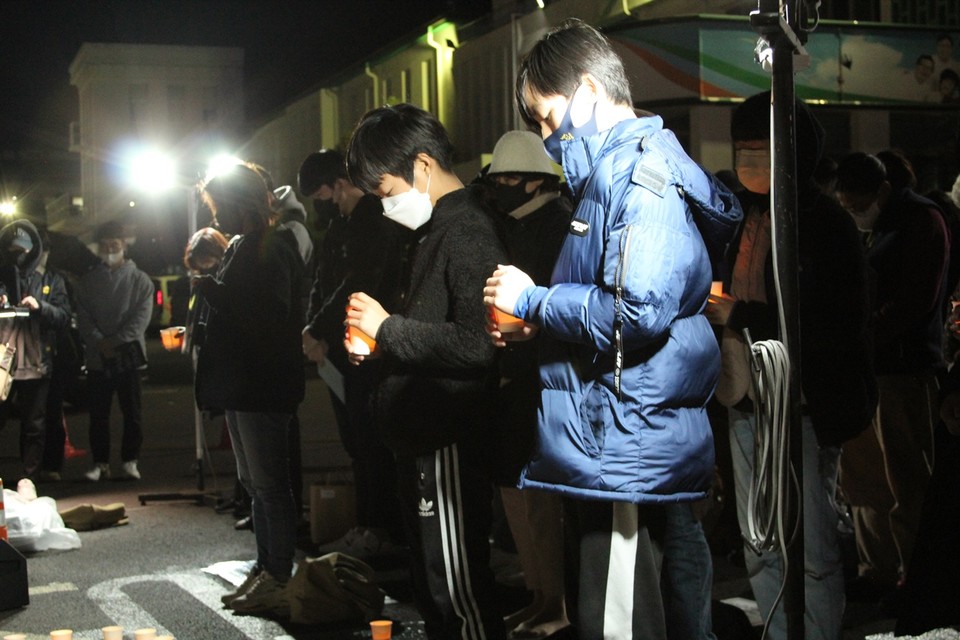 이태원 참사 희생자를 추모하는 촛불문화제에 참석한 청소년들(사진=장태욱 기자)