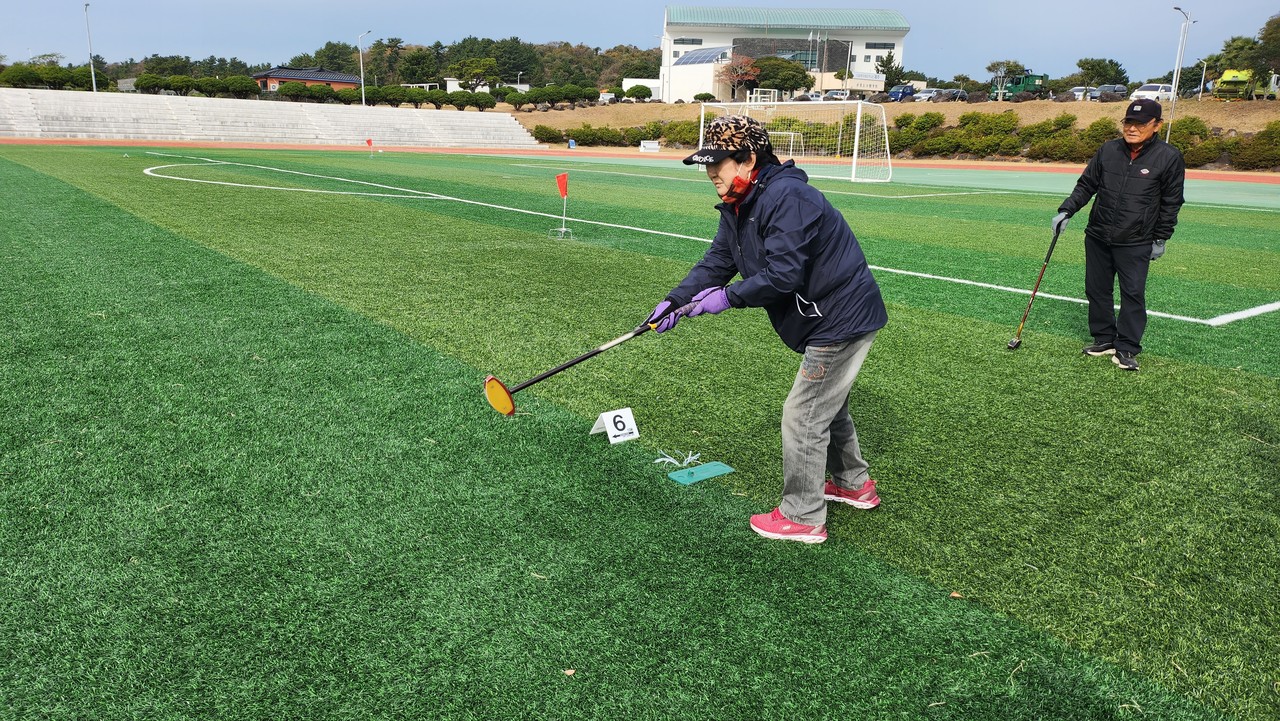 그라운드골프 경기중(사진=강문혁 기자)
