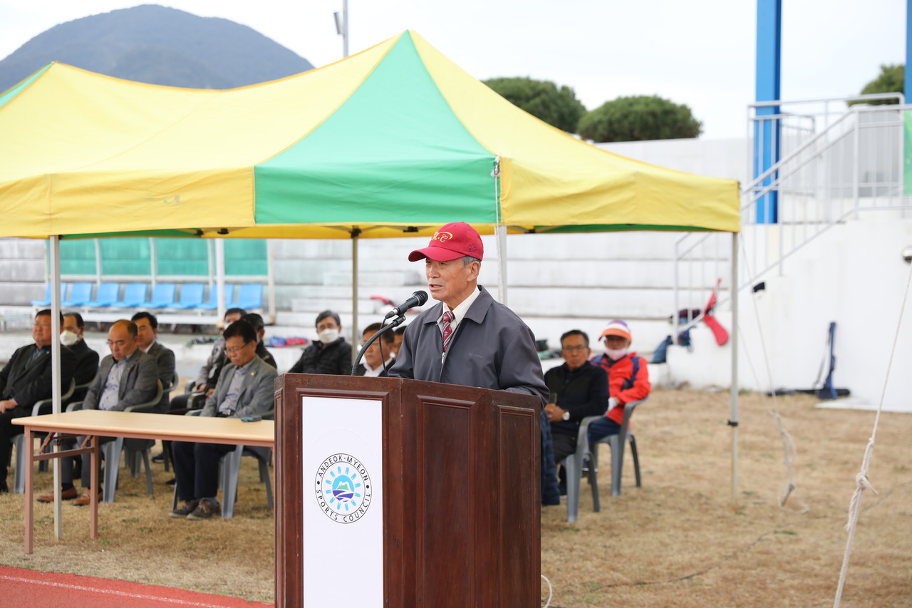 개회사하는  김유헌 그라운드골프안덕면지회장