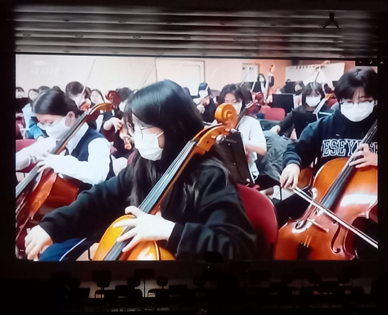 29일 예상서 열린 무대에서 오케스트라 단원들의 연습 영상을 보여 주고 있다 (사진=설윤숙 인턴기자)