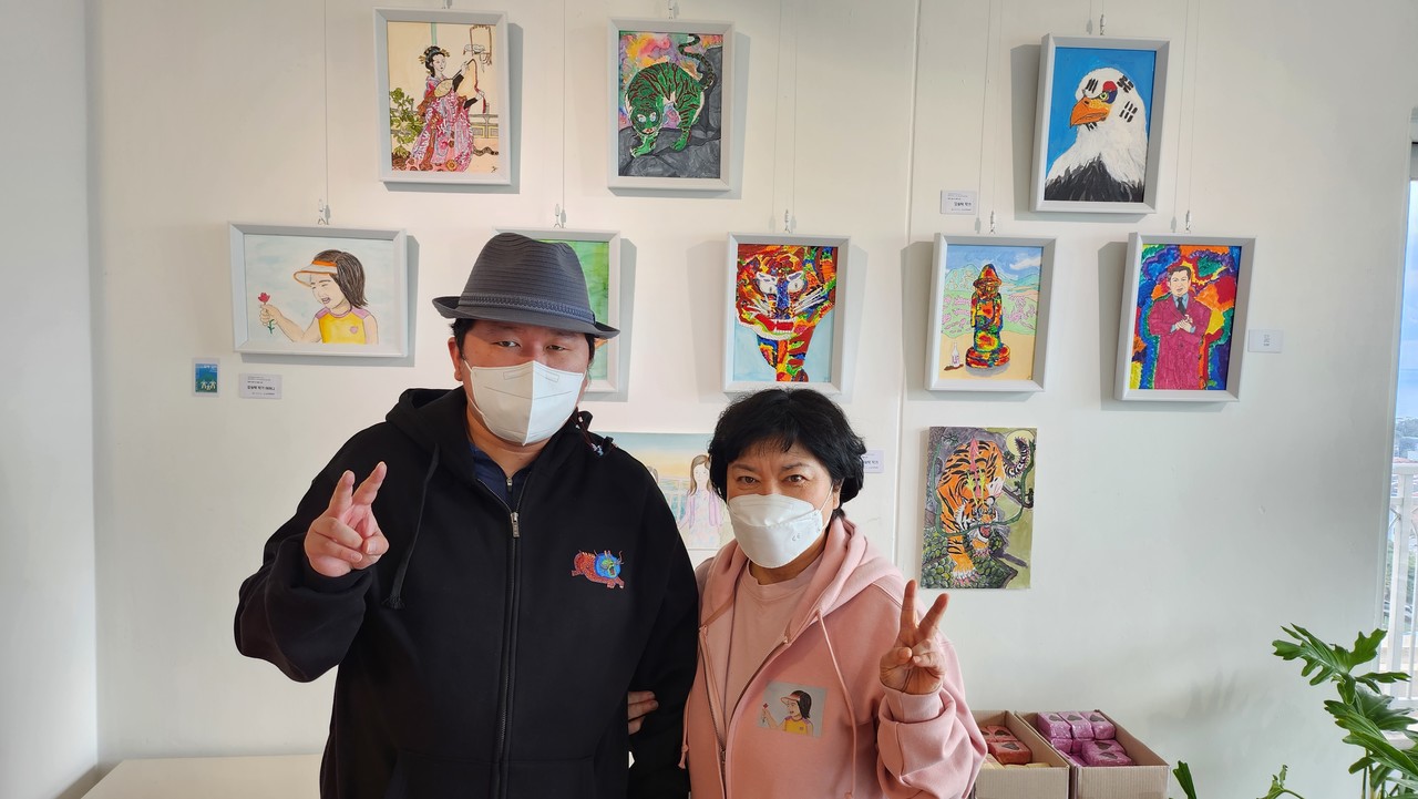 강승탁 씨와 어머니 문미영 씨 (사진=강문혁 기자)