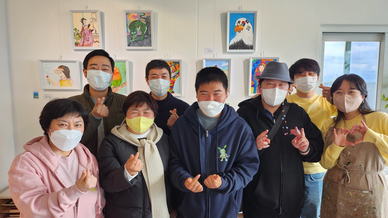 전시회 작가와 가족, 지도 강사