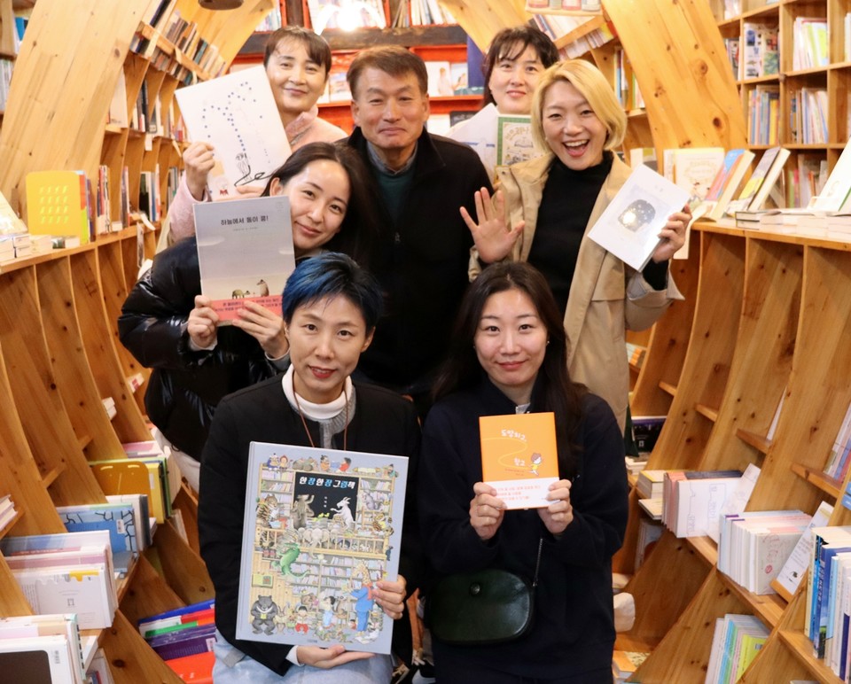 3일, 책방 북타임에서 보목꿈터작은도서관 제주그림책동아리 회원들을 만났다.(사진=장태욱 기자)