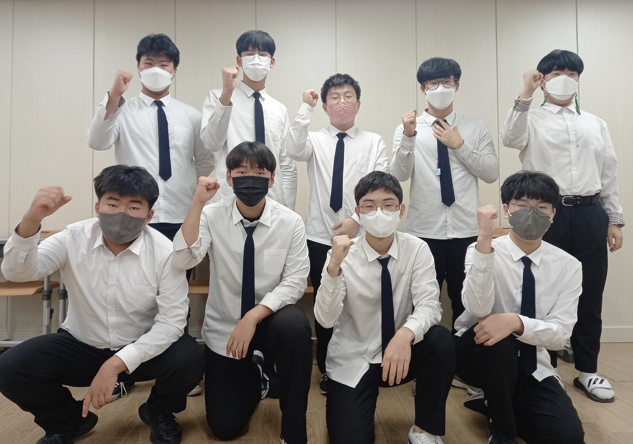 12월 7일 인터뷰에 참여한  한지건(동아리 부장), 김민혁(동아리 차장), 허승재(소품팀장), 박정현(배우섭외팀장), 고유환(연출팀장), 김지성(시나리오팀장), 김윤준(부준구 역), 한인규(부필구 역), 부준필(군인 역) 친구들.​​​​​​​(사진=설윤숙 인턴기자)