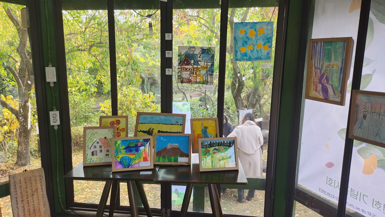 서홍동 마을카페 ‘솜반내 풍경’일대 정자에 전시된 그림들(사진=강문혁 기자)