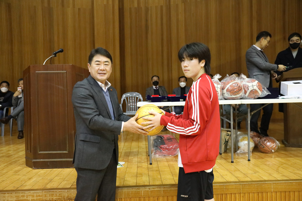 경품행사에서 임정은 의원이 경품을 전달하고 있다,.