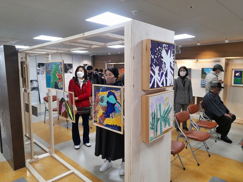 제6회 에이블아트 재미진학교 전시회가 서귀포시장애인회관 2층 임시 전시장에서 얼린다.(사진=장태욱 기자)