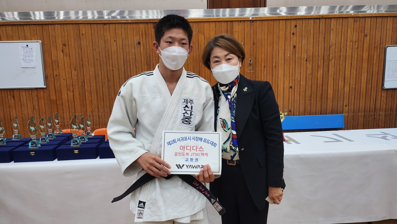 김미자 회장이 경품을 전달하고 있다.