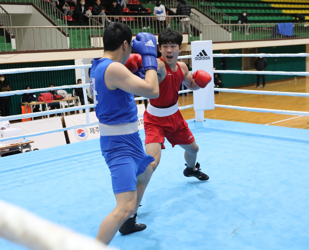 이신우 선수(홍색)가 김진기 선수(청색)를 상대로 강펀치를 날리고 있다.(사진=강문혁 기자)