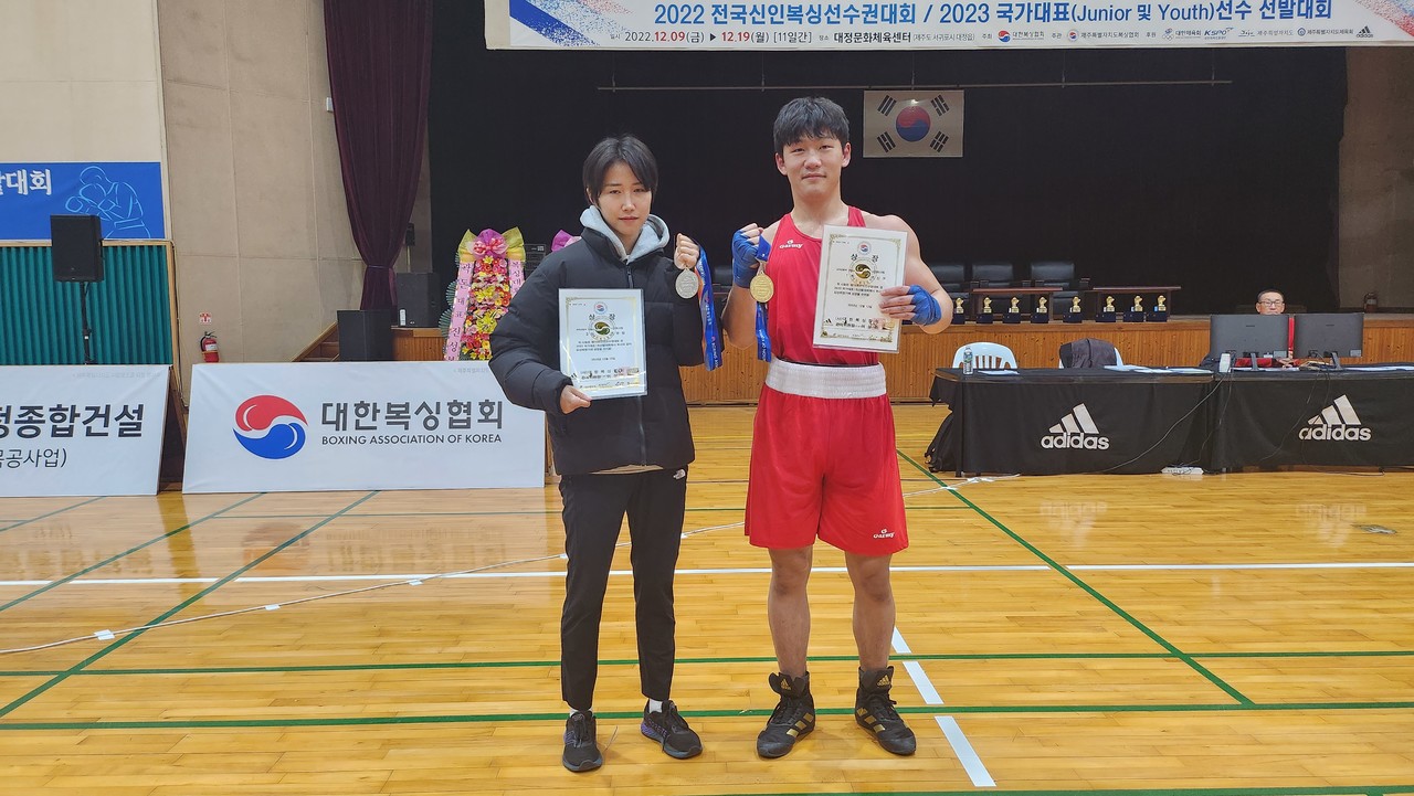 좌측부터 서귀포 시청 소속 정주형 선수, 이신우 선수