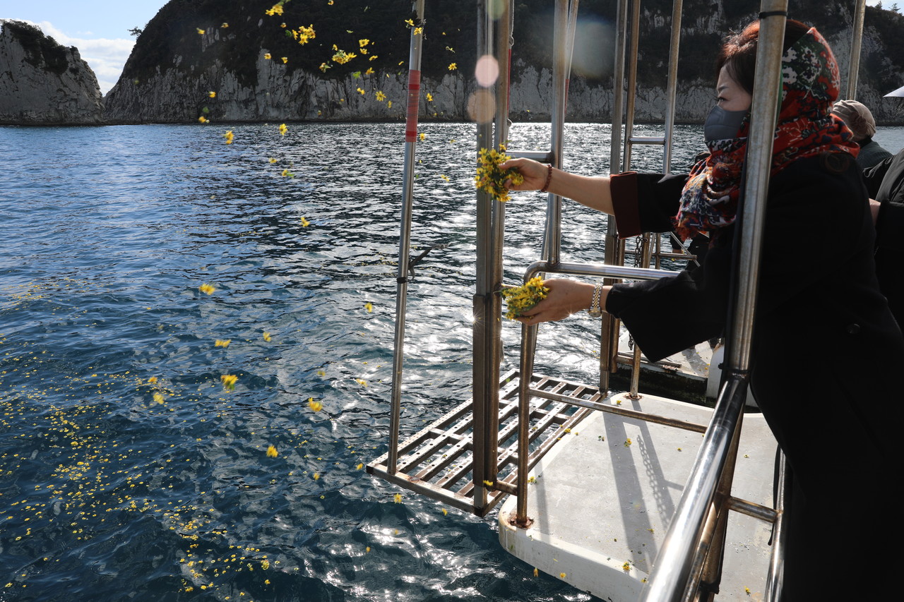 남영호 참사 유족들이 바다로 나가 헌화했다.(사진=오성희 기자)