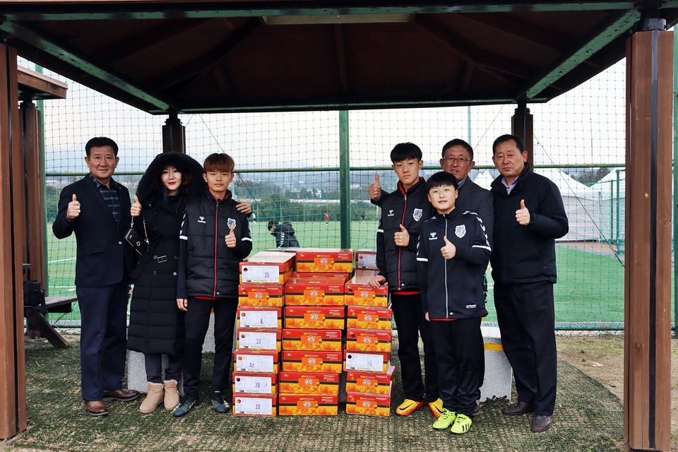위미농협이 6일, 동계훈련 청소년축구리그에 참가한 선수단에게 감귤을 전달했다.(사진=장태욱 기자)