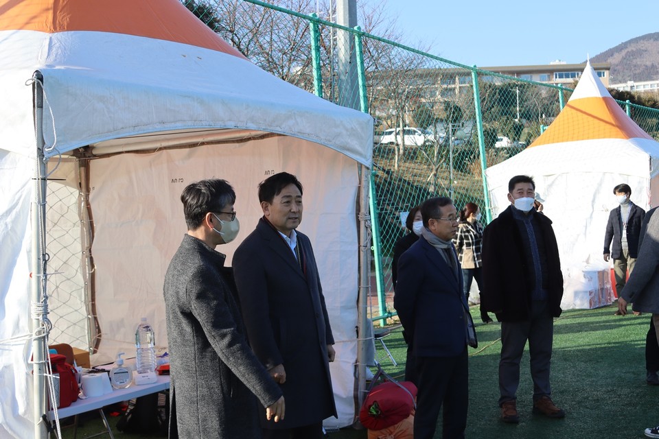 이종우 시장이 7일 오후, 동계훈련 청소년축구리그가 열리는 삼다체육공원을 방문했다.(사진=장태욱 기자)