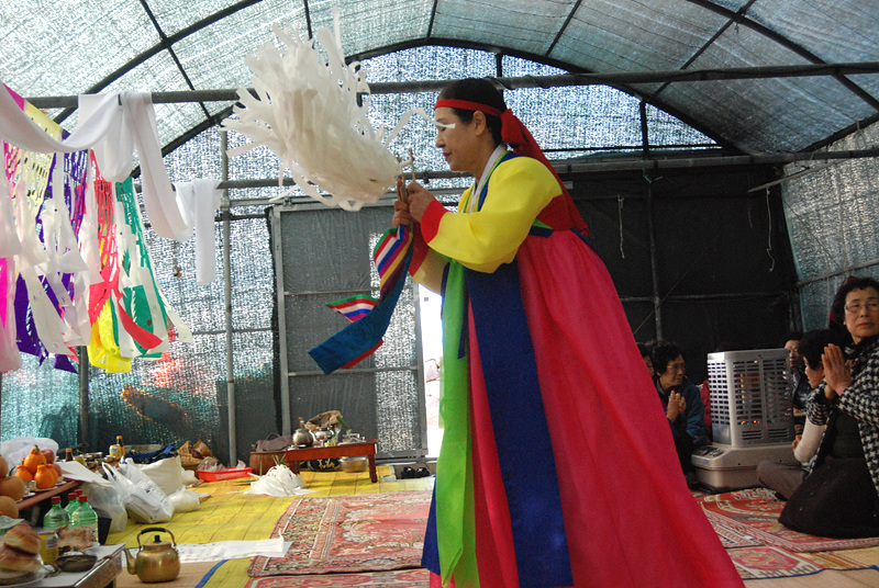 남원1리 해녀굿 현장(사진=서귀포신문 DB)