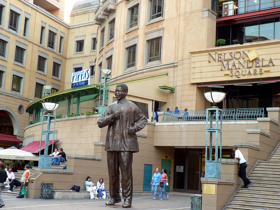 남아프리카공화국 요하네스버그에 있는 만델라 광장에 그의 동상이 있다.(사진=pixabay)