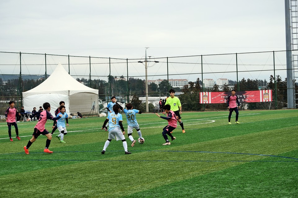 프로FC와 수원FC 유소년 축구클럽의 경기(사진=장태욱 기자)