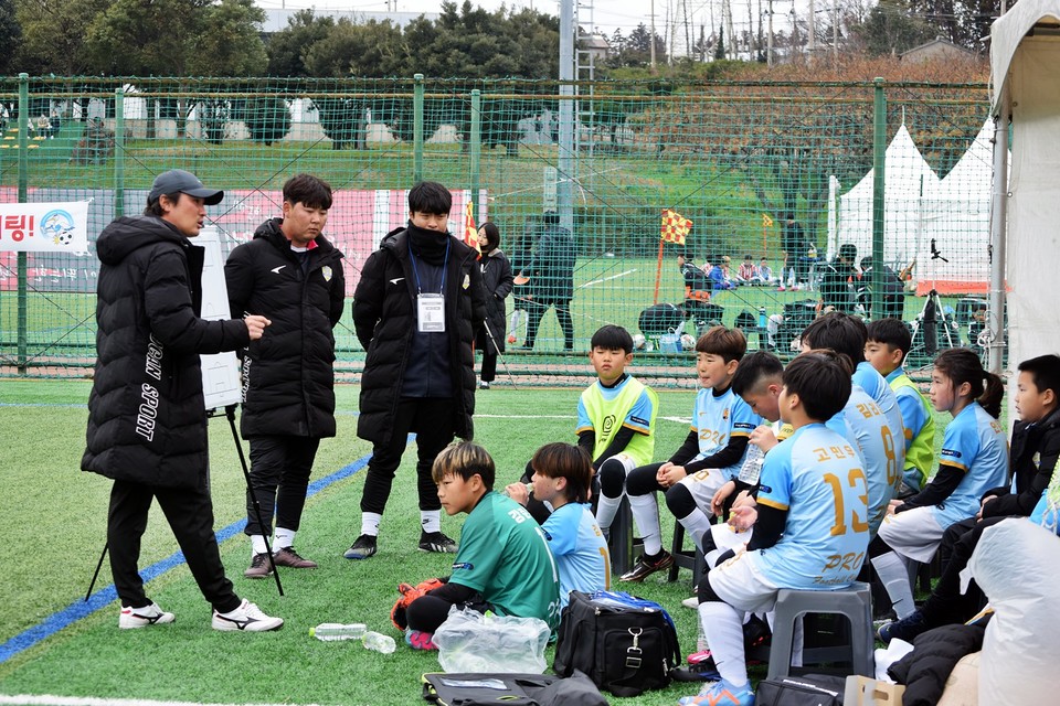 하프타임에 안 감독이 순수들을 다독이는 장면(사진=장태욱 기자)