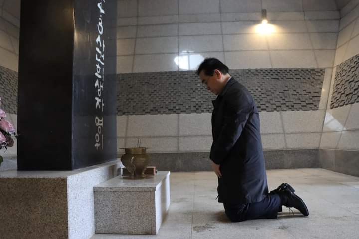 제주4.3평화재단을 방문해 재단에 무릎을 꿇은 태영호 의원(사진=태 의원 페이스북)