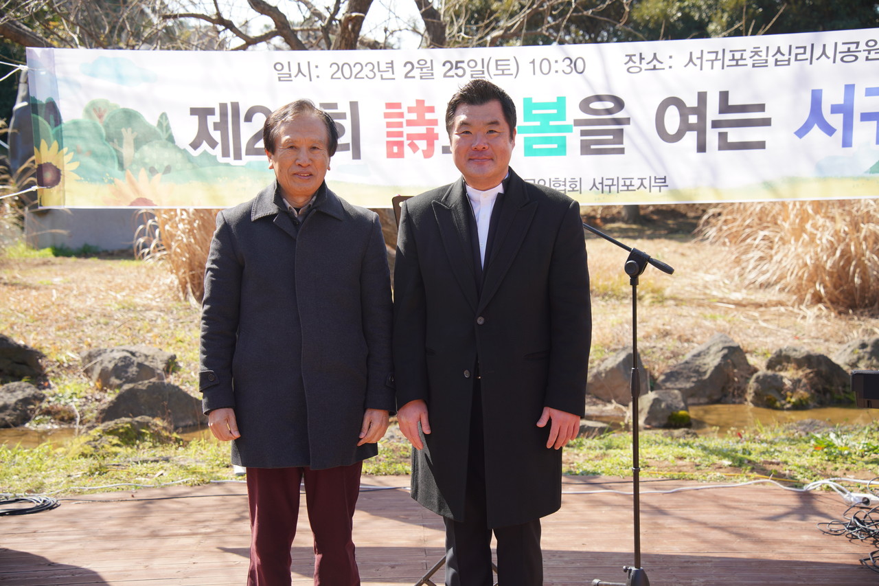 한성국 시인(좌측)과 한동균 테너(우측)