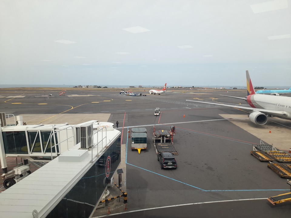 제주공항. 국토부가 제주도 공항 인프라를 개선하기 위해 제주 제2공항 사업을 추진하는 가운데, 환경부가  2년 전 입장을 뒤집고 제주 제2공항 전략영향평가에 조건부로 동의한다고 밝혔다.(사진=장태욱 기자)