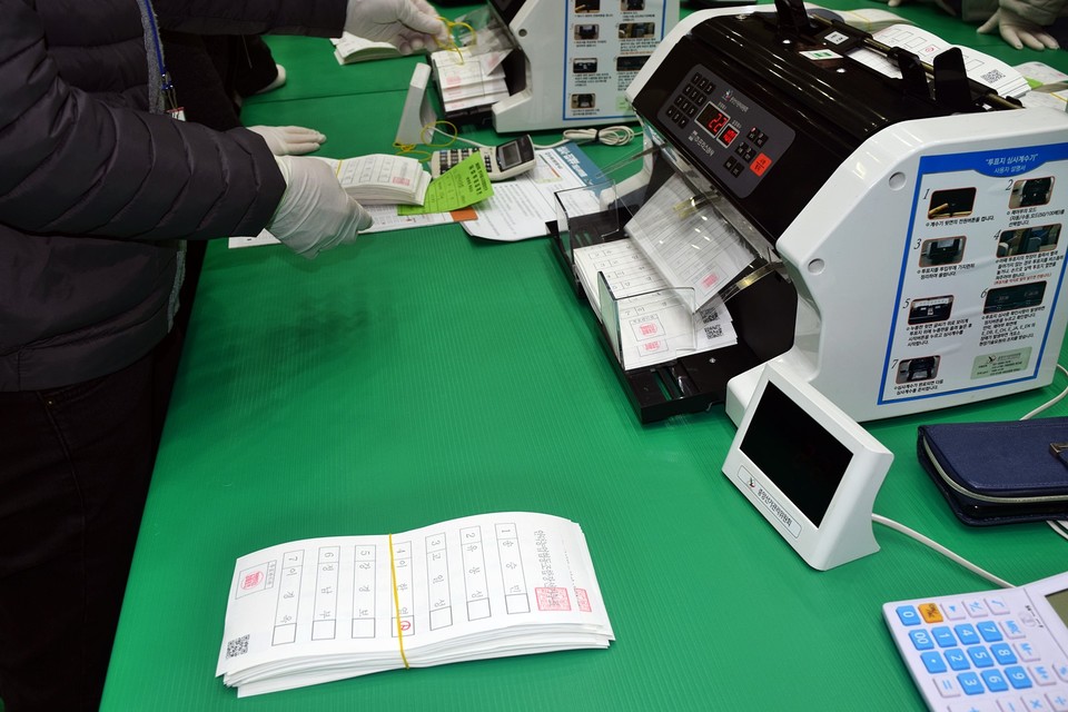 안덕농협 조합장 선거 투표용지 재검표 장면(사진=장태욱 기자)