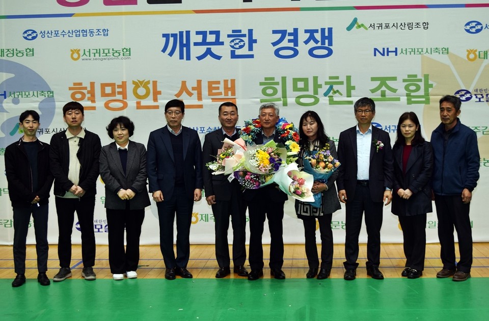 김용우 당선자 기념 촬영에 김용관 당선자도 함께 섰다.(사진=장태욱 기자)