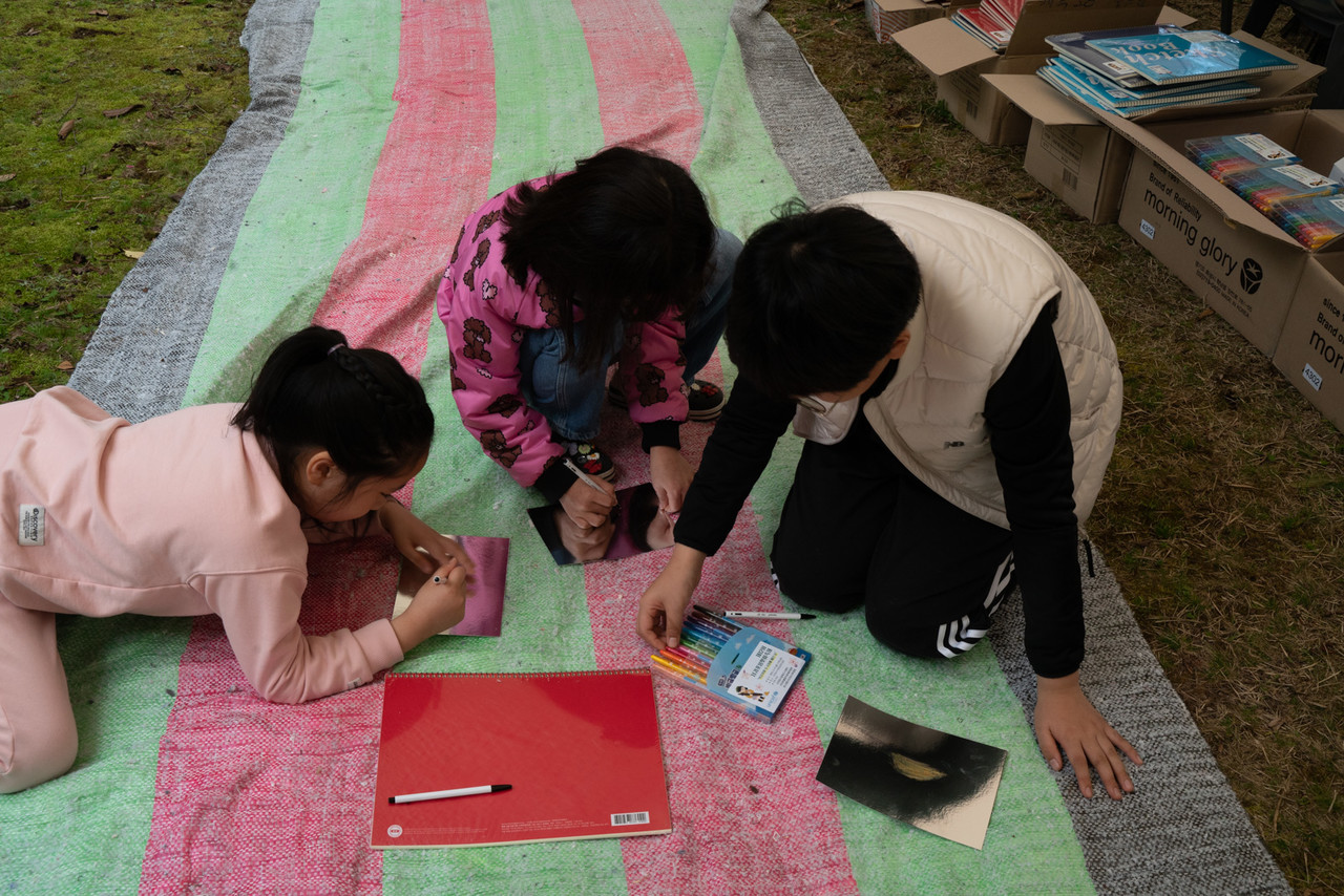은박지에 그림 그리는 어린이들