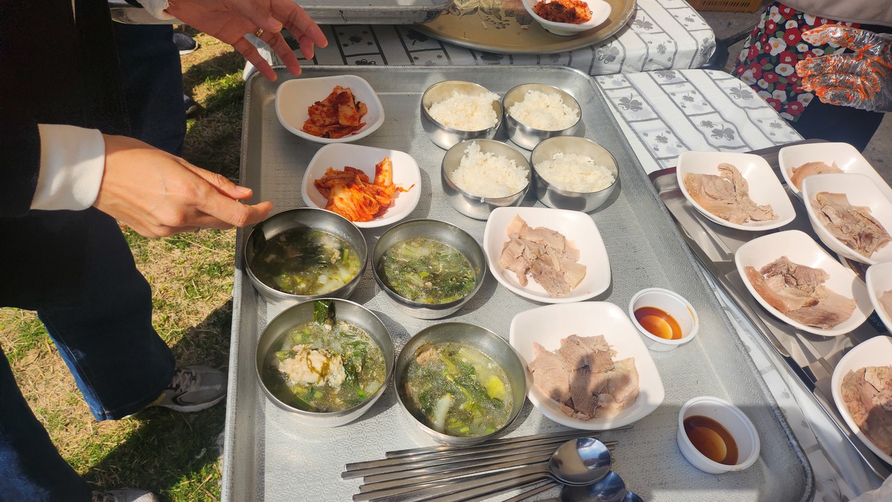 몸국과 돗궤기반이 제공되고  있다.