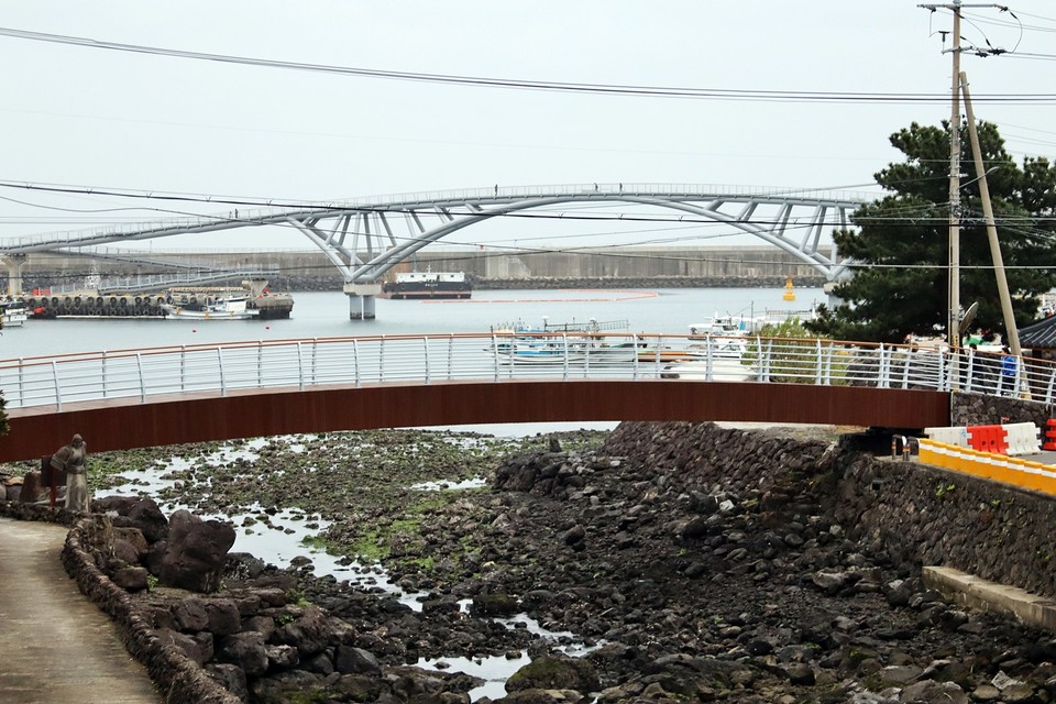 제주자치도가 국비를 투입해 위미항에 연결교량과 해상인도교 건설을 마무리했다.(사진=장태욱 기자)