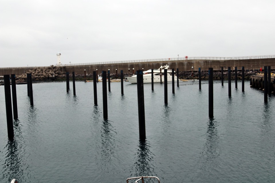 제주자치도가 국비를 투입해 위미항 서쪽에 계류시설 40선석을 설치하고 있다.(사진=장태욱 기자)