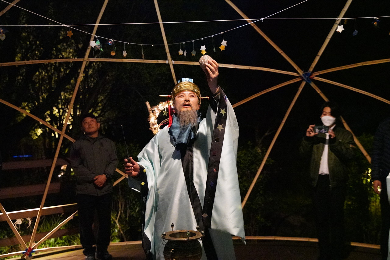 제사장이 황금구슬을 들며 소원을 빌고 있다.(사진=강문혁 기자)