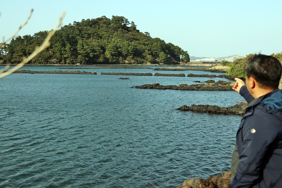 고기봉 오조리장이 오조리 식산봉 주변 연안습지에 대해 설명하는 장면이다.(사진=장태욱 기자)