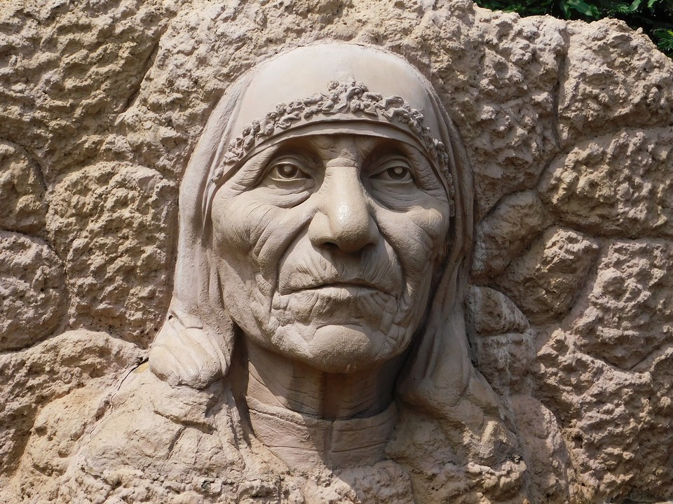 테레사 수녀를 기념하는 조각(사진=pixabay)