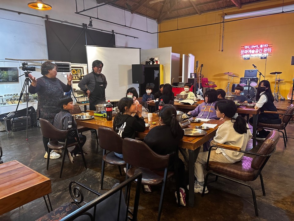 지역 예술인들이 공유주방의 개점을 축하했다.(사진=목딱 제공)
