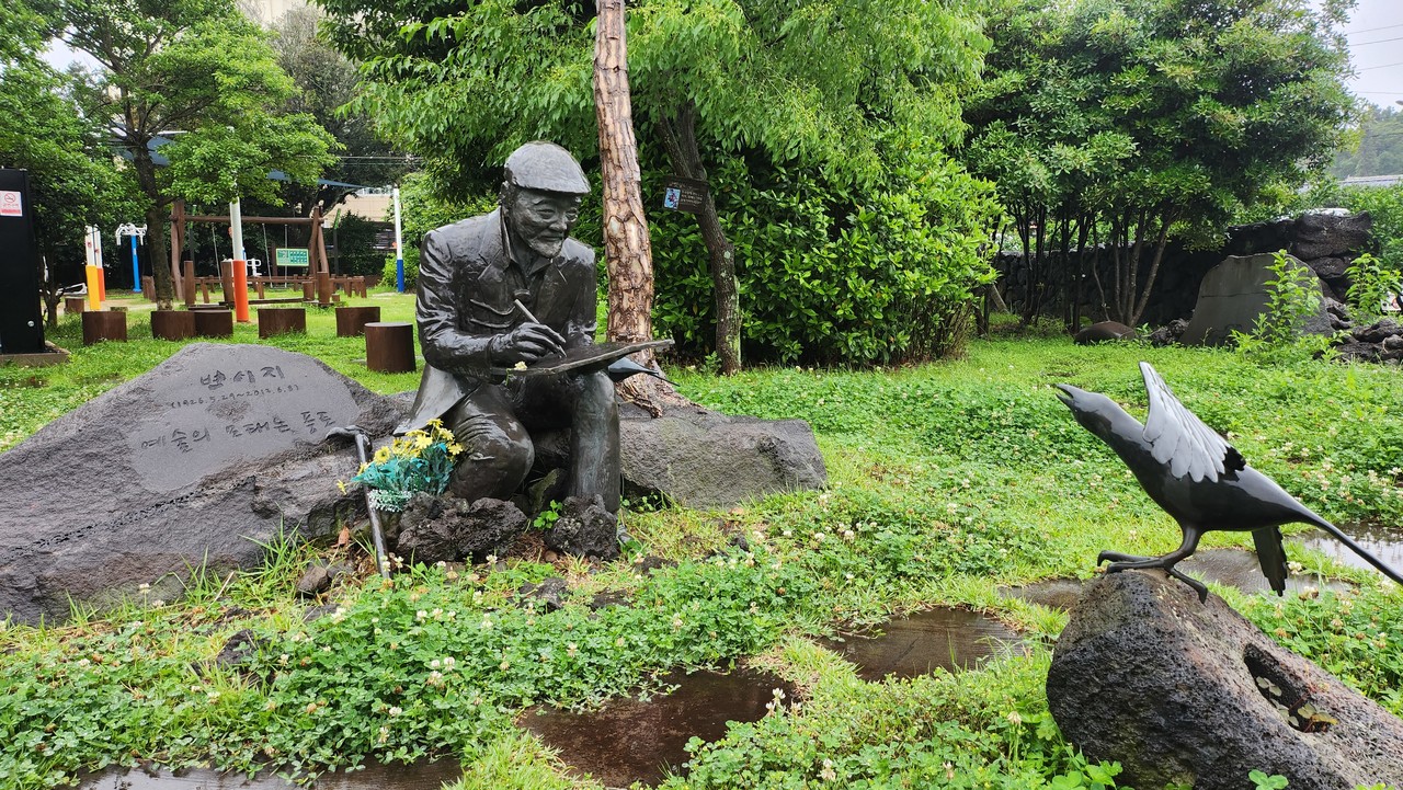 서홍동주민센터는 변시지 화백 추모예술제를 오는 10일 서홍동 변시지 그림 정원에서 진행할 예정이다. 서홍동주민자치위원회도 이날 변시지 화백 서거 10주기 추모예술제와 함께 변시지 어린이 그림그리기 대회를 진행한다. 강문혁 기자