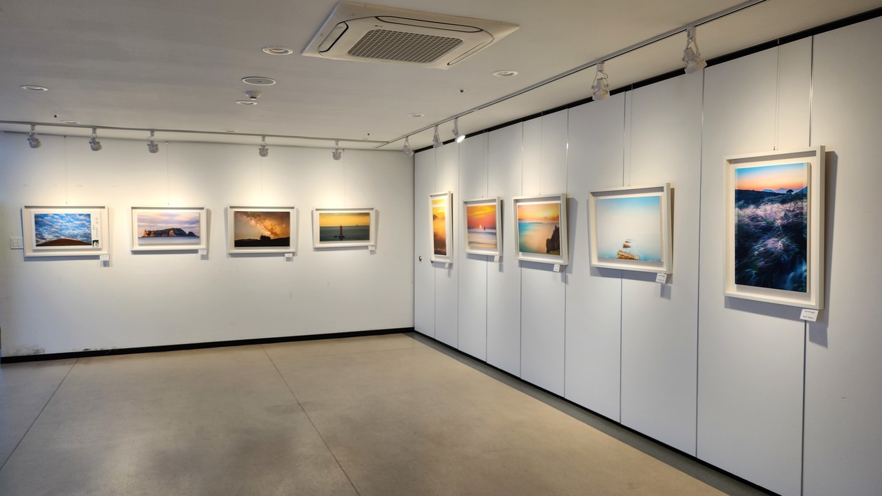 서귀포시청 별관 기획전시실에서 개최되는 제3회 사진전 ‘낭만가객들의 무한도전의 나날’(사진=강문혁 기자)